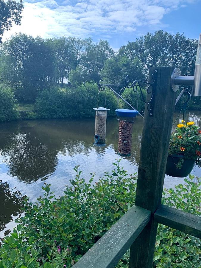 Snug & Secluded Lakeside Shepherds Hut 'Carp' Uckfield Luaran gambar