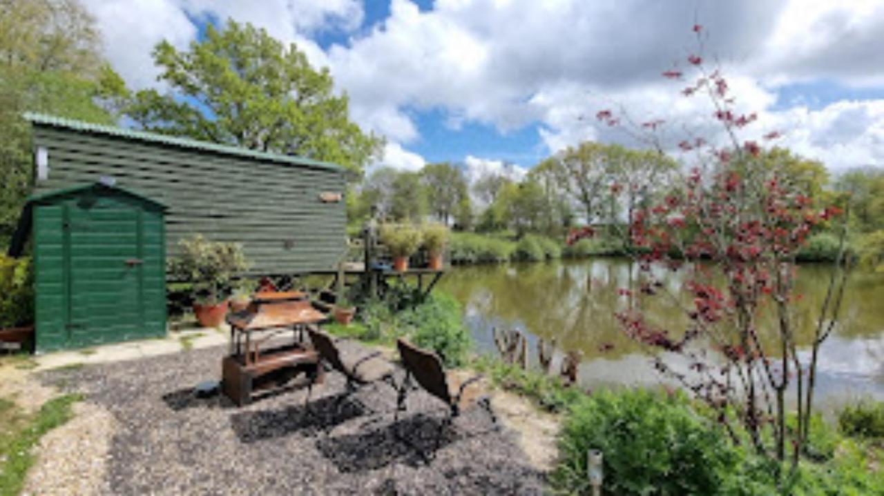 Snug & Secluded Lakeside Shepherds Hut 'Carp' Uckfield Luaran gambar