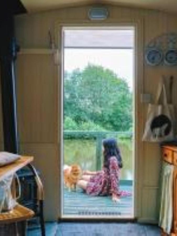 Snug & Secluded Lakeside Shepherds Hut 'Carp' Uckfield Luaran gambar