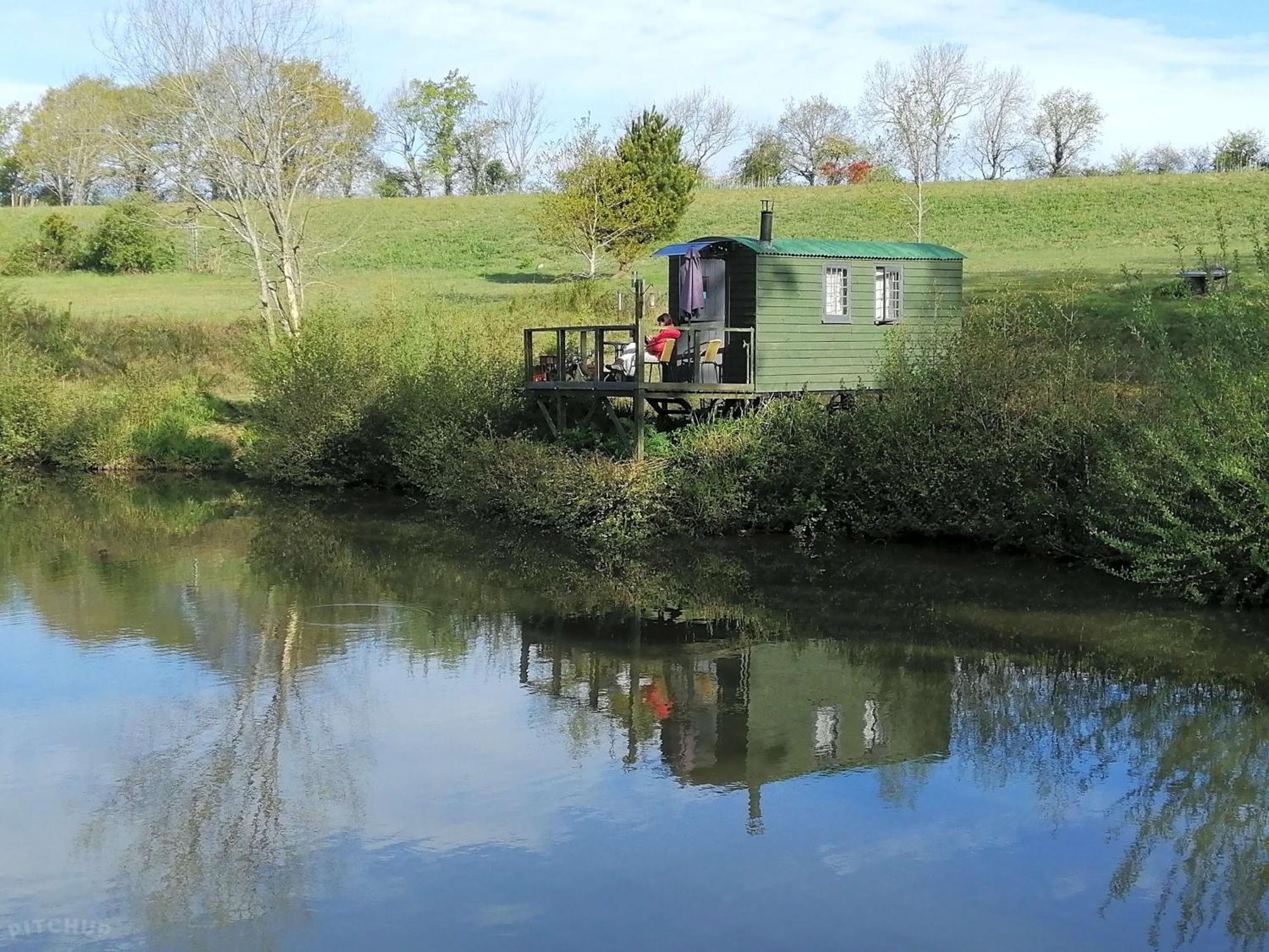 Snug & Secluded Lakeside Shepherds Hut 'Carp' Uckfield Luaran gambar