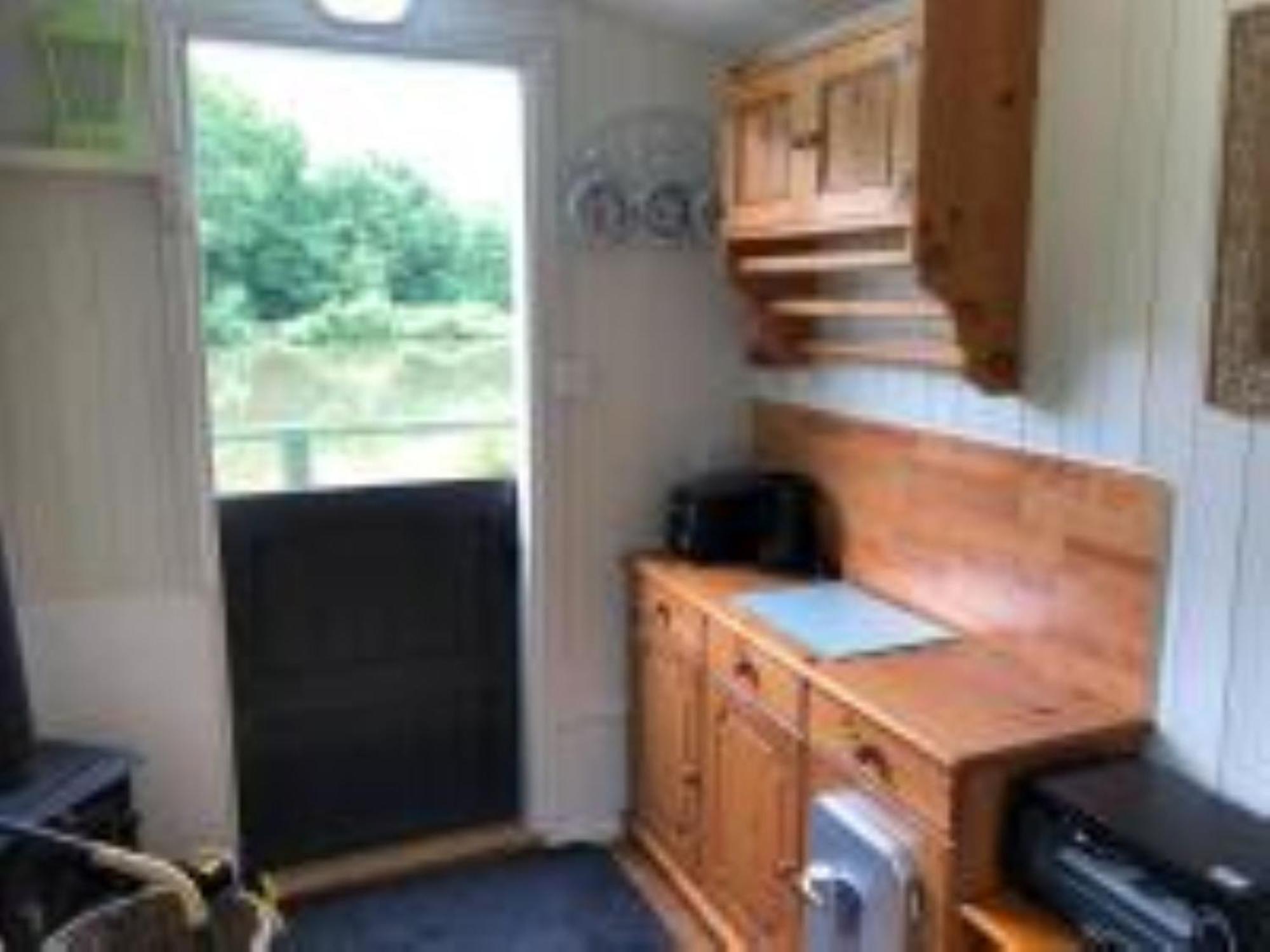 Snug & Secluded Lakeside Shepherds Hut 'Carp' Uckfield Luaran gambar